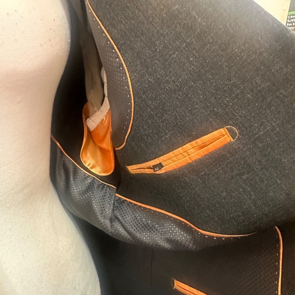 Tuxedo - Picture 6 of 12